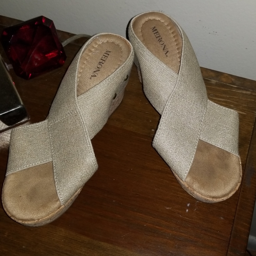 Merona tan/ gold wedge slip on